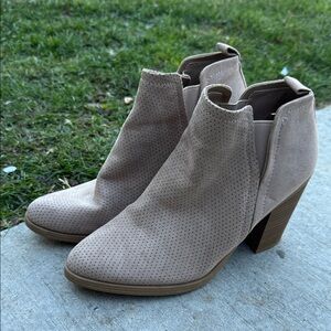 Universal Thread Healed Booties